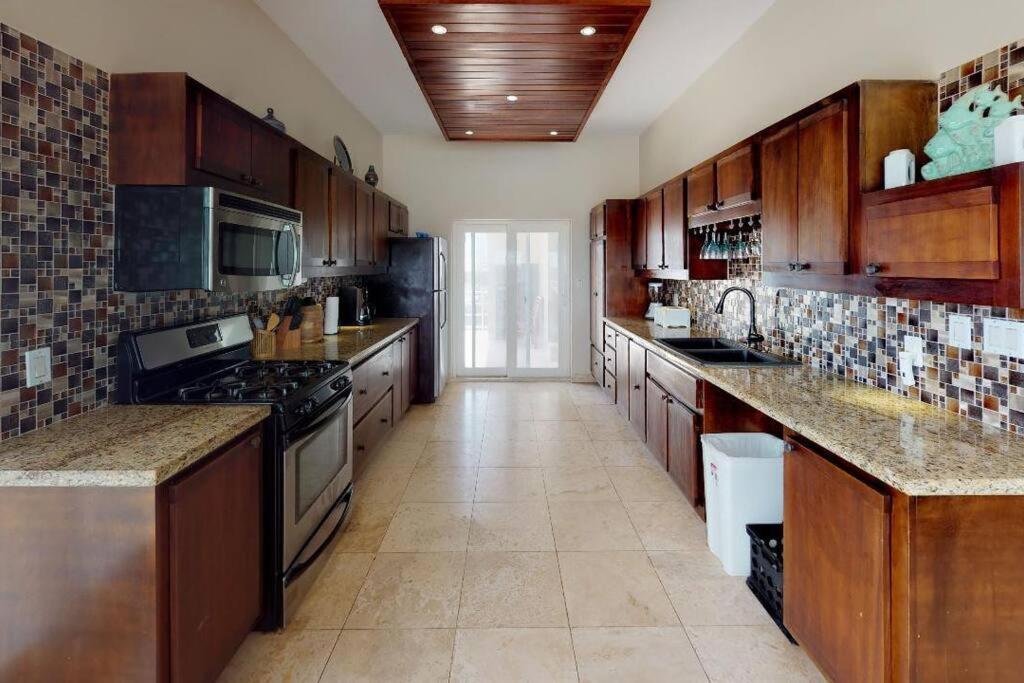Villa White earlehall80 at gma il c om