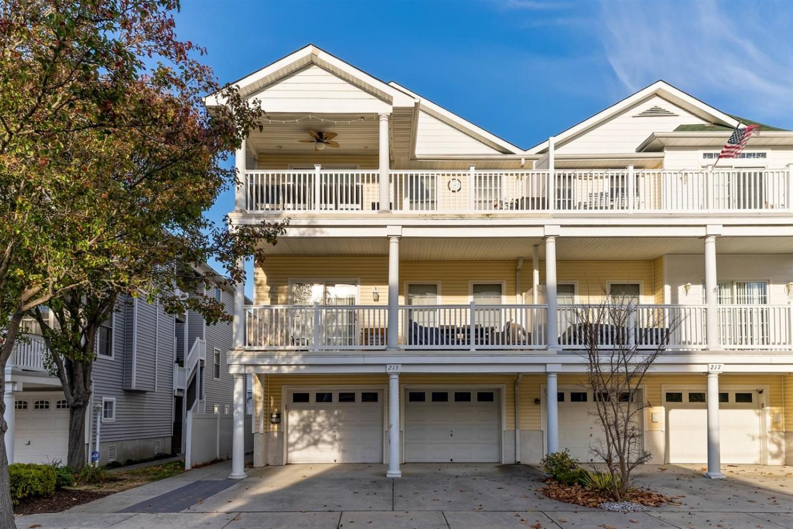 Vibrant 3 Bedroom Condo With A Bbq Grill & Outdoor Shower view 2