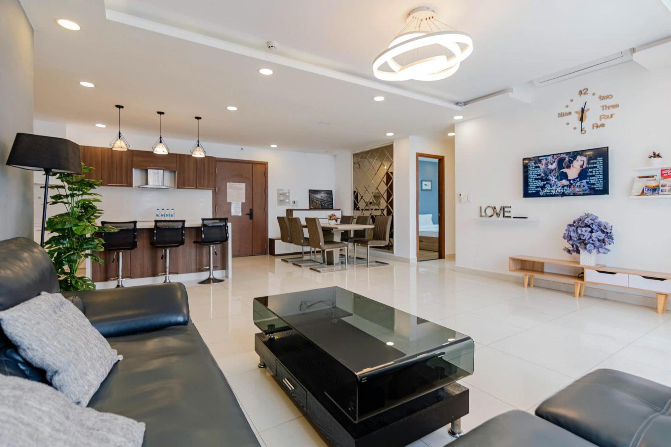 Spacious 4BR apat at Saigon Centre with pool, supermarket, view
