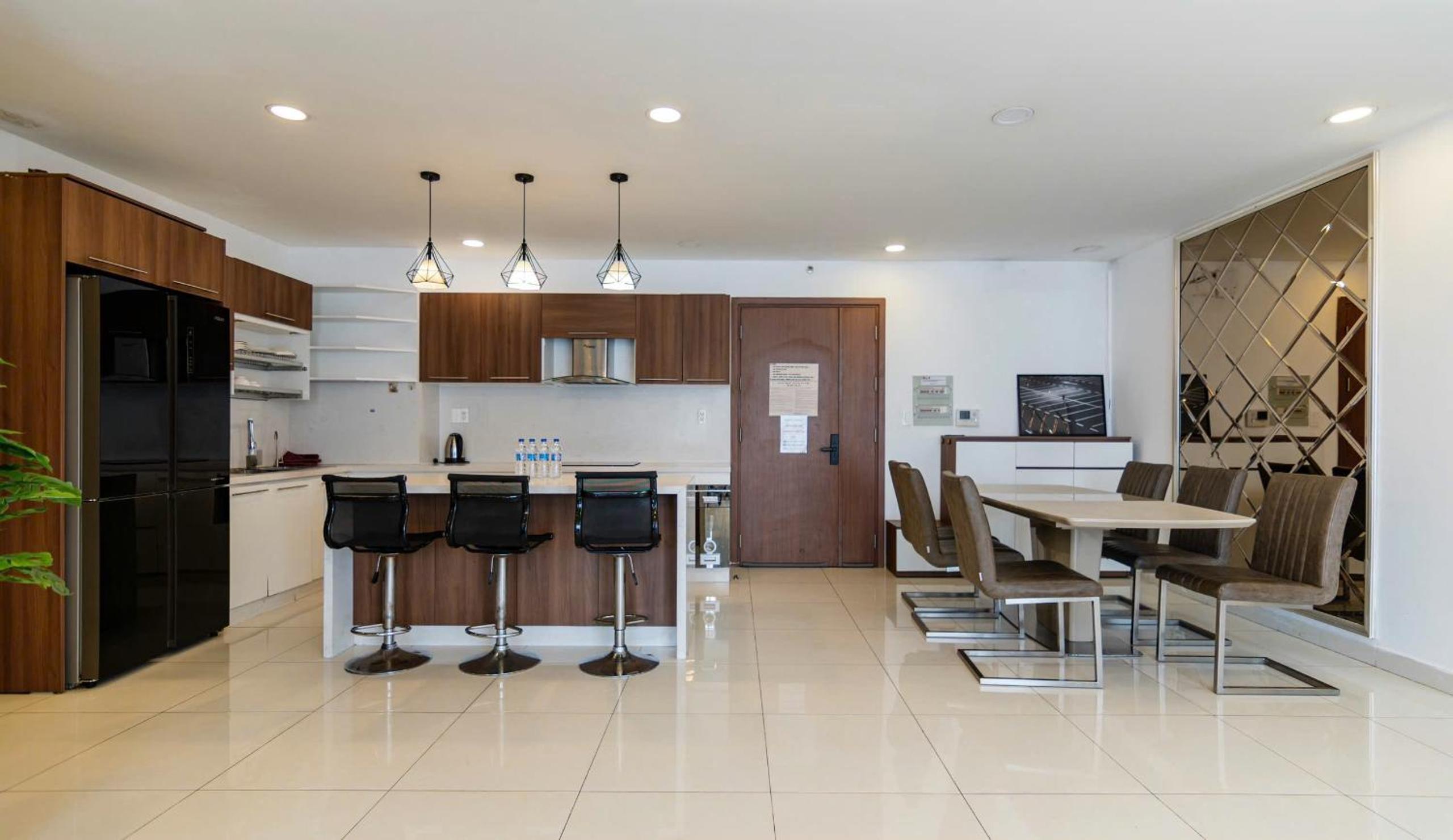 Spacious 4BR apat at Saigon Centre with pool, supermarket, view