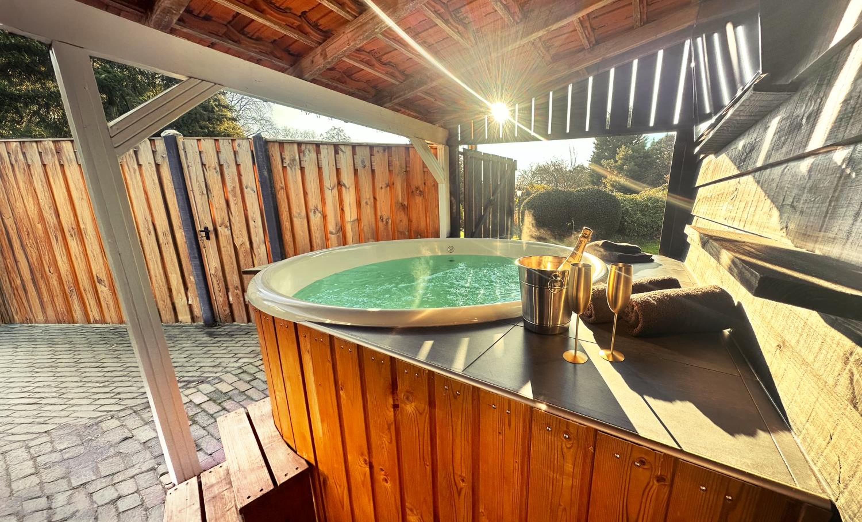 Wellness Tuin Horst Noord Limburg - Suite met Indoor Jacuzzi, Openhaard, Privé Hottub en Privé Sauna in Jachthut stijl - Gratis Fles Prosecco & Leuke Partn view 3