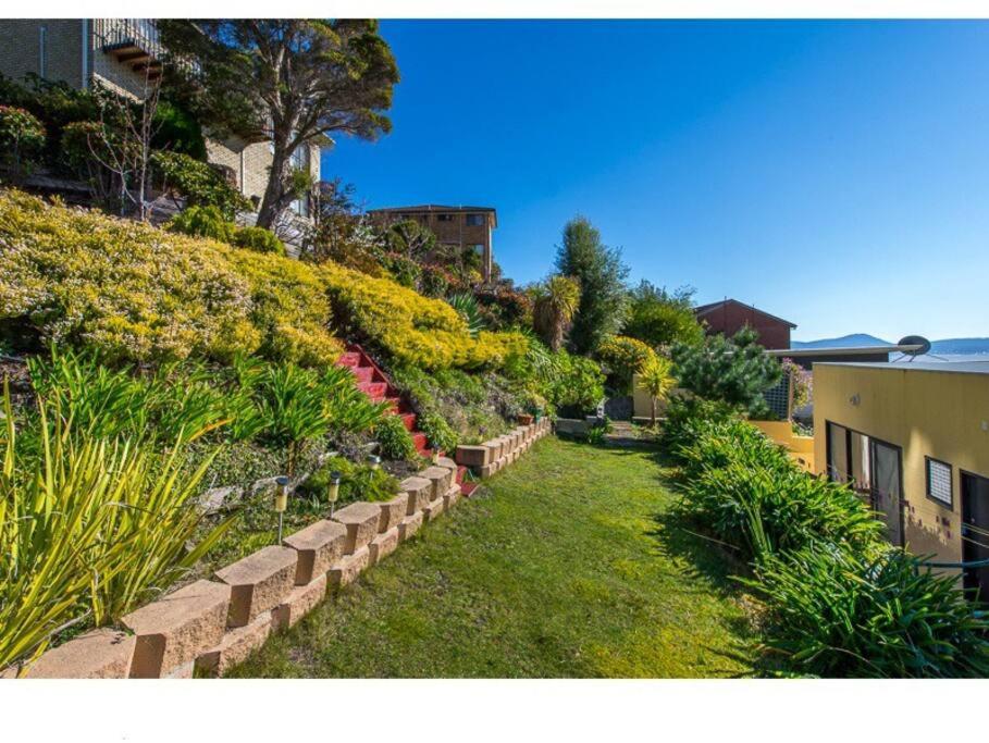 Spacious 6-BR & 3 baths House in Prime Location