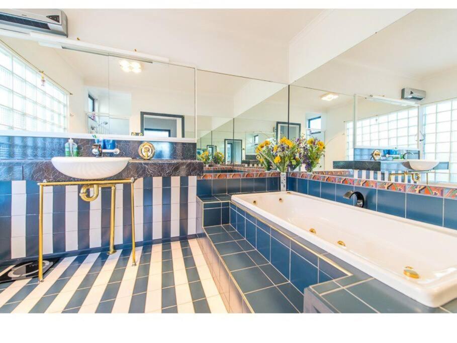 Spacious 6-BR & 3 baths House in Prime Location