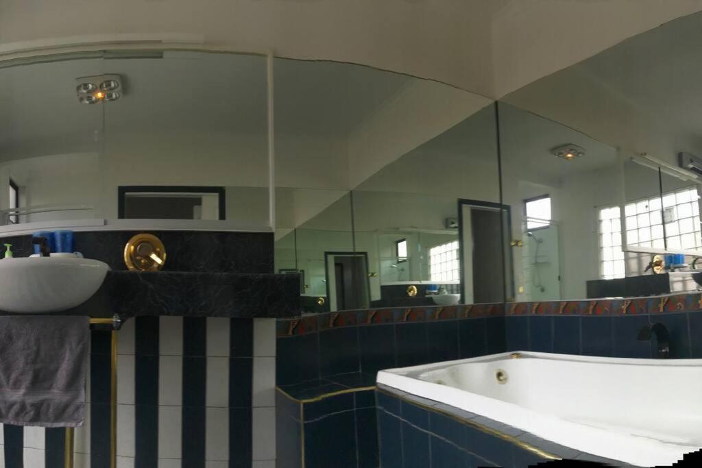 Spacious 6-BR & 3 baths House in Prime Location