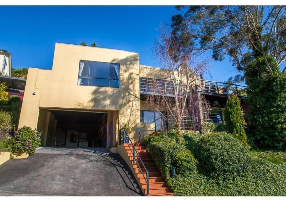 Spacious 6-BR & 3 baths House in Prime Location