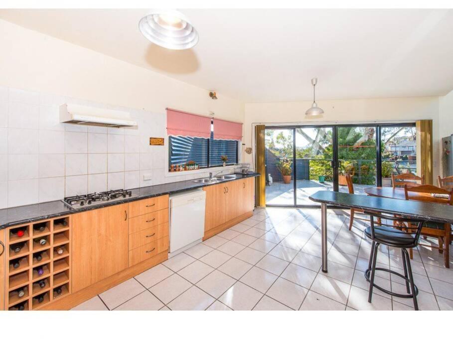 Spacious 6-BR & 3 baths House in Prime Location