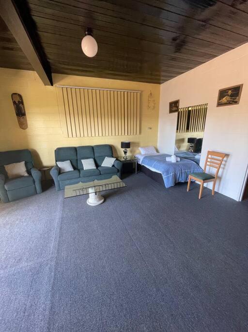 Spacious 6-BR & 3 baths House in Prime Location