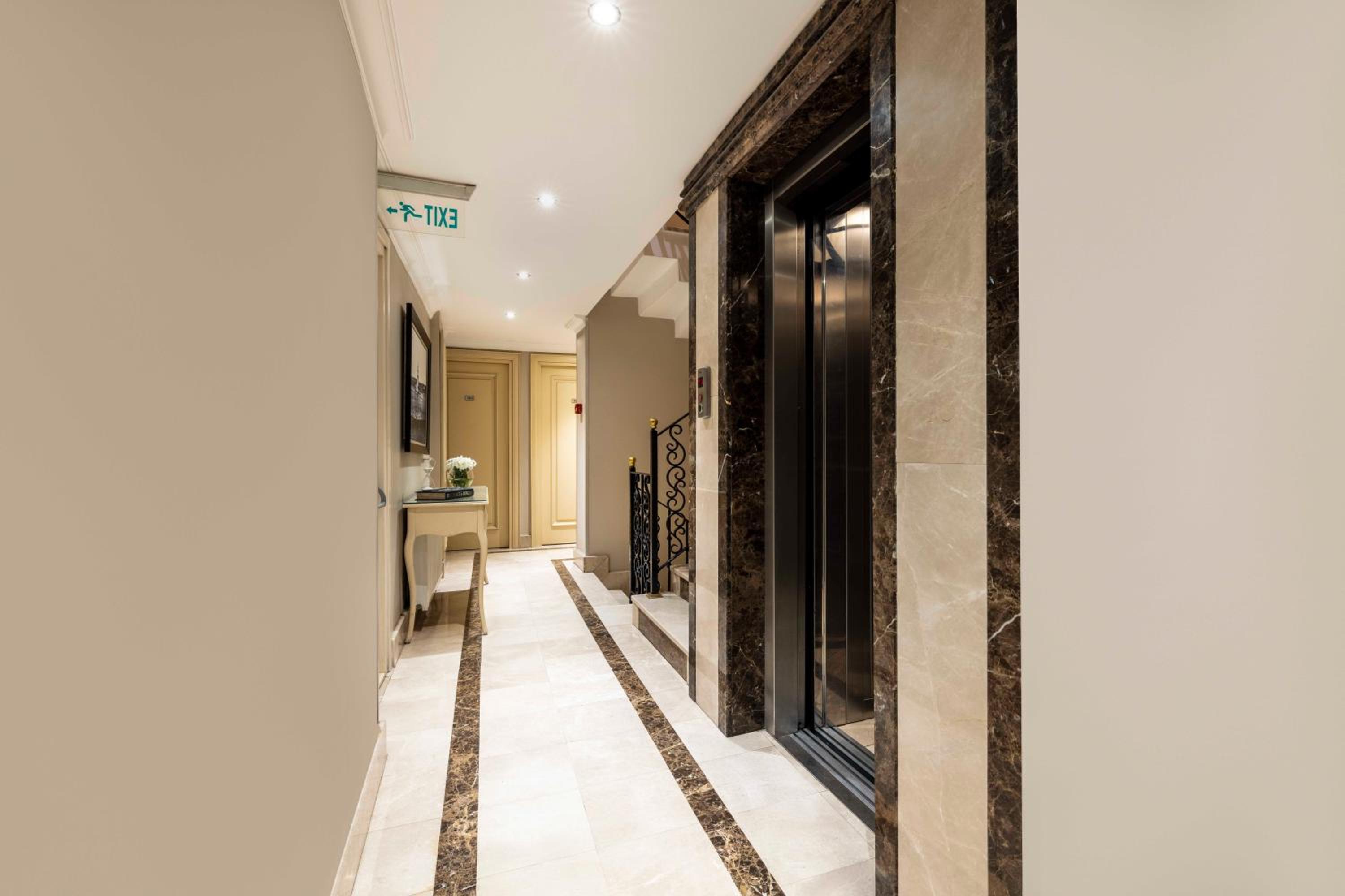 Raymond Hotel Old City - Image 19