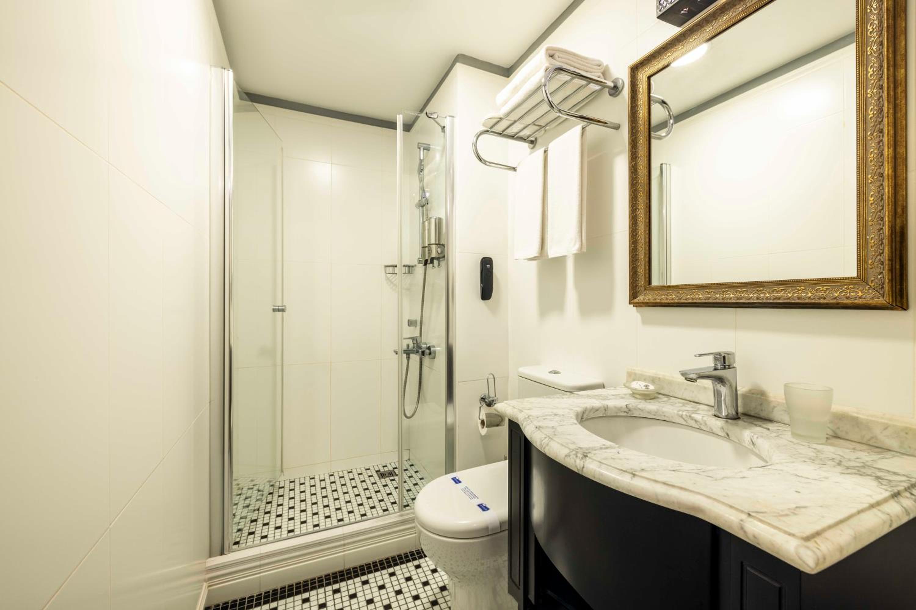 Raymond Hotel Old City - Image 10