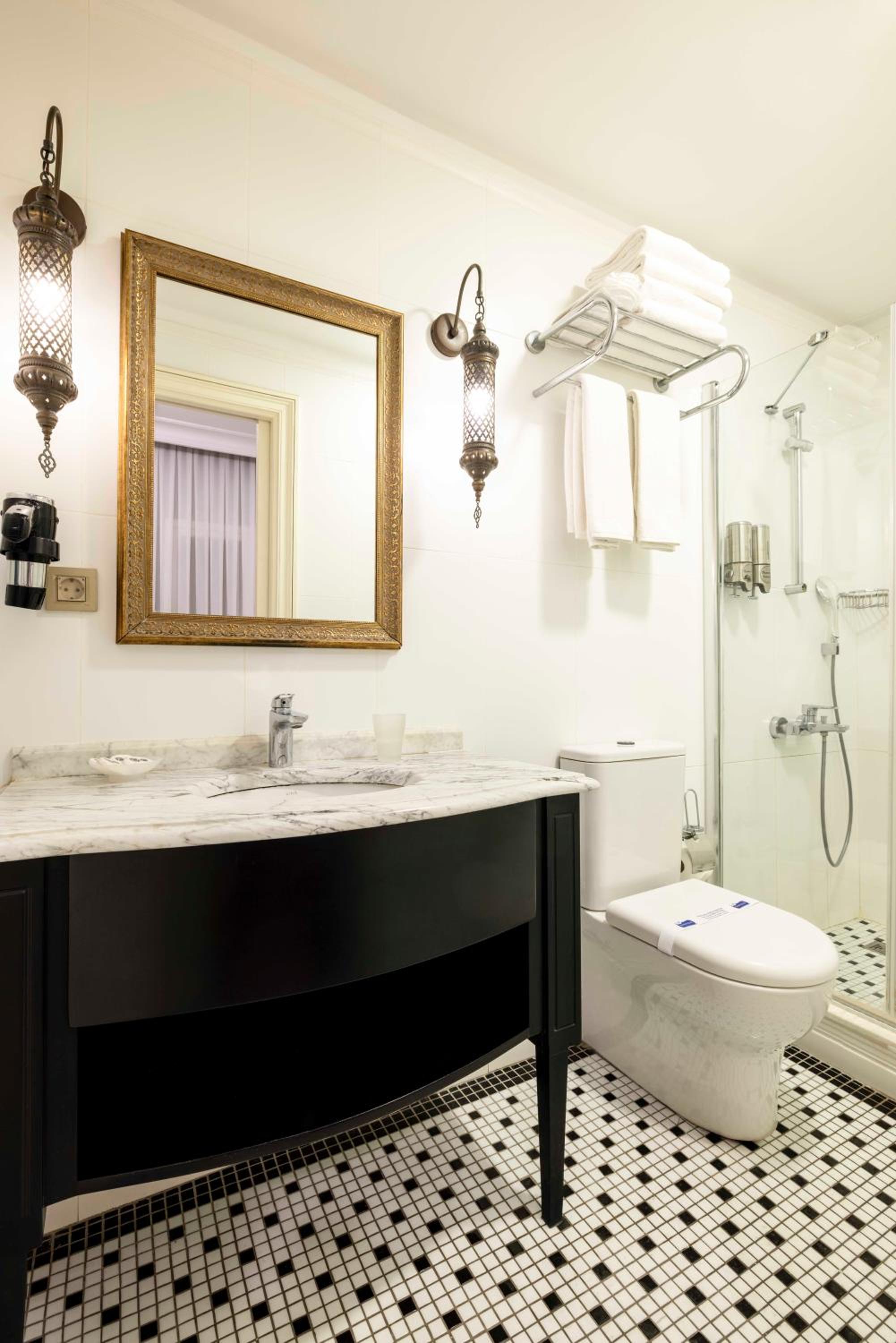 Raymond Hotel Old City - Image 6