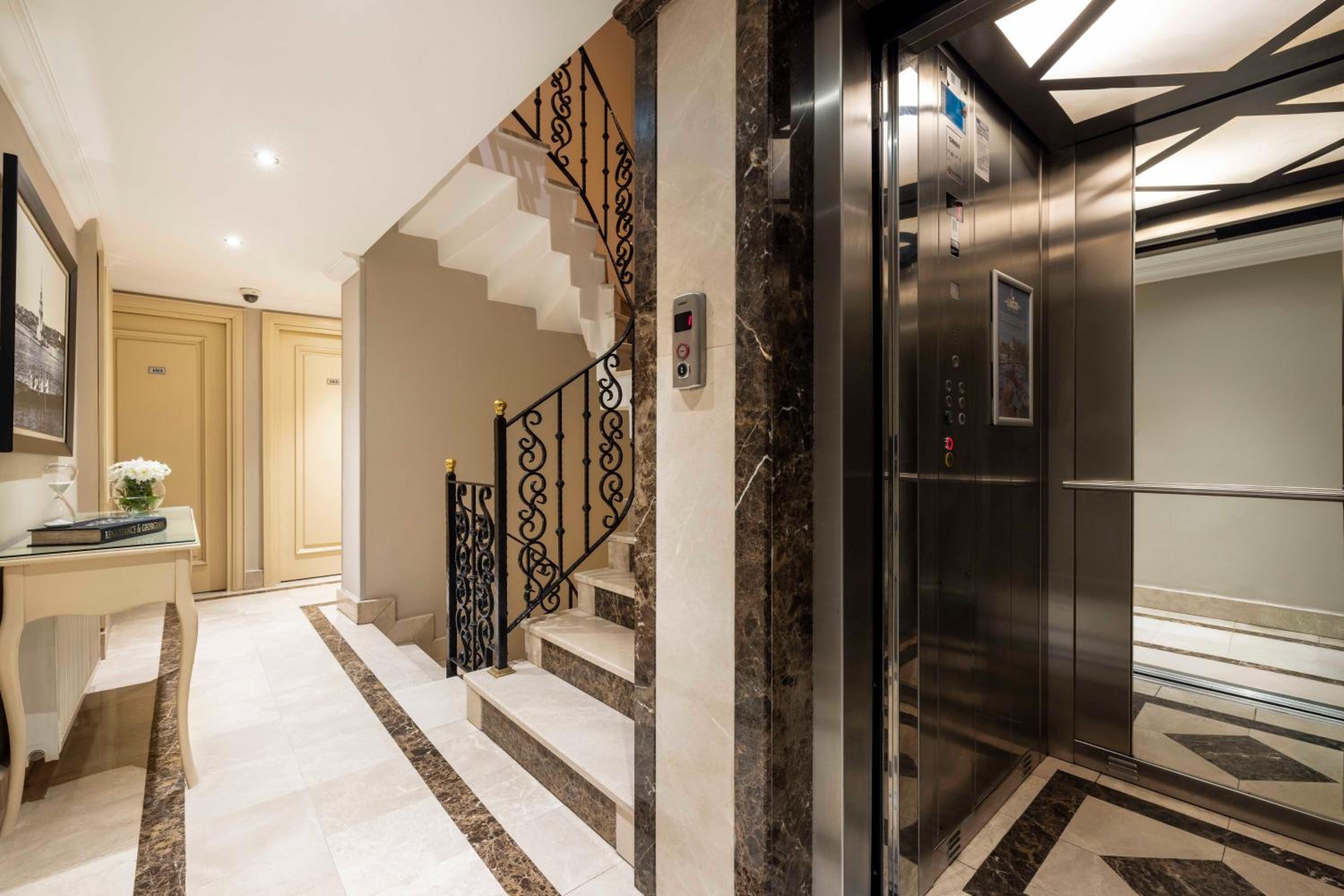 Raymond Hotel Old City - Image 8