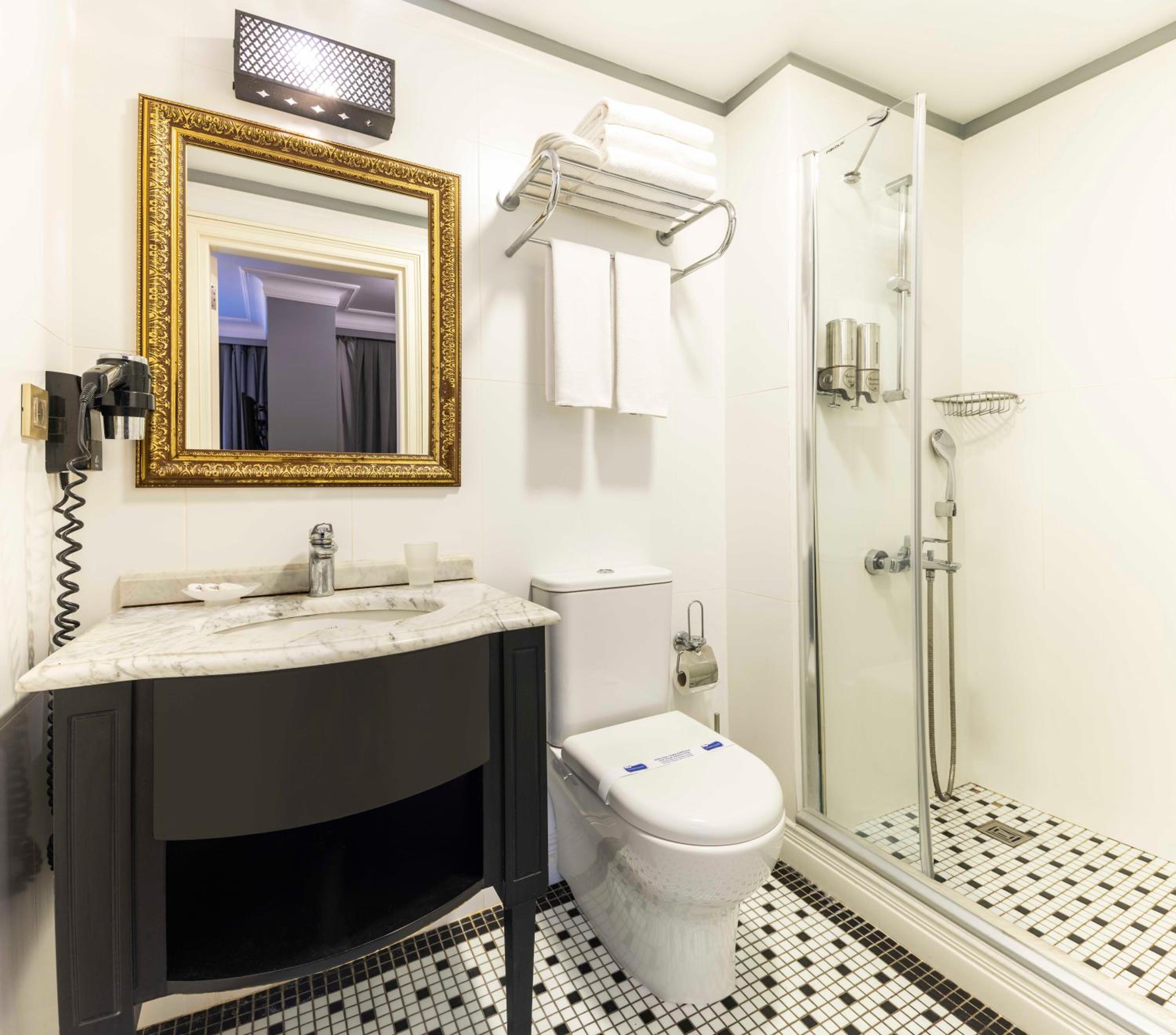 Raymond Hotel Old City - Image 72