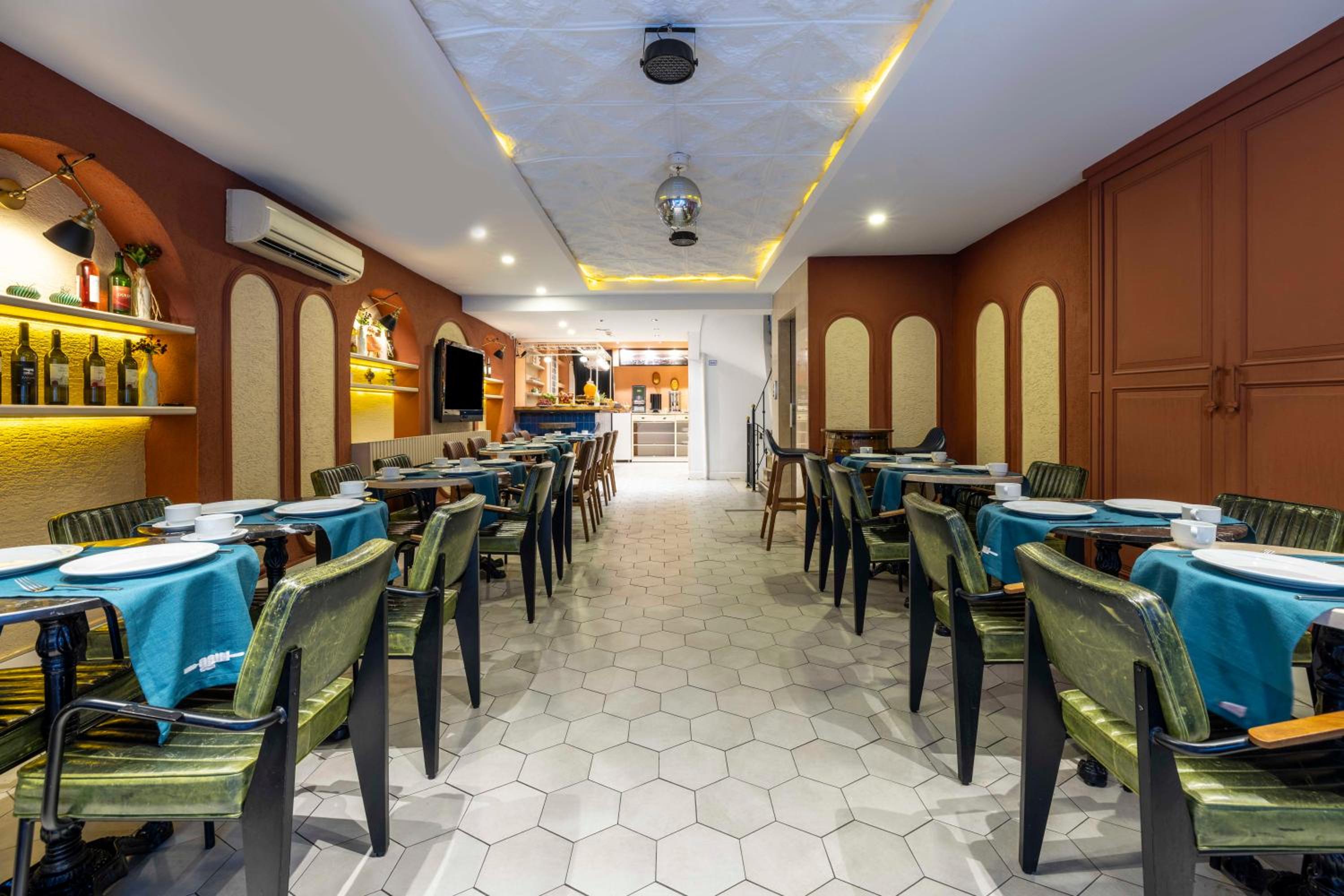 Raymond Hotel Old City - Image 11