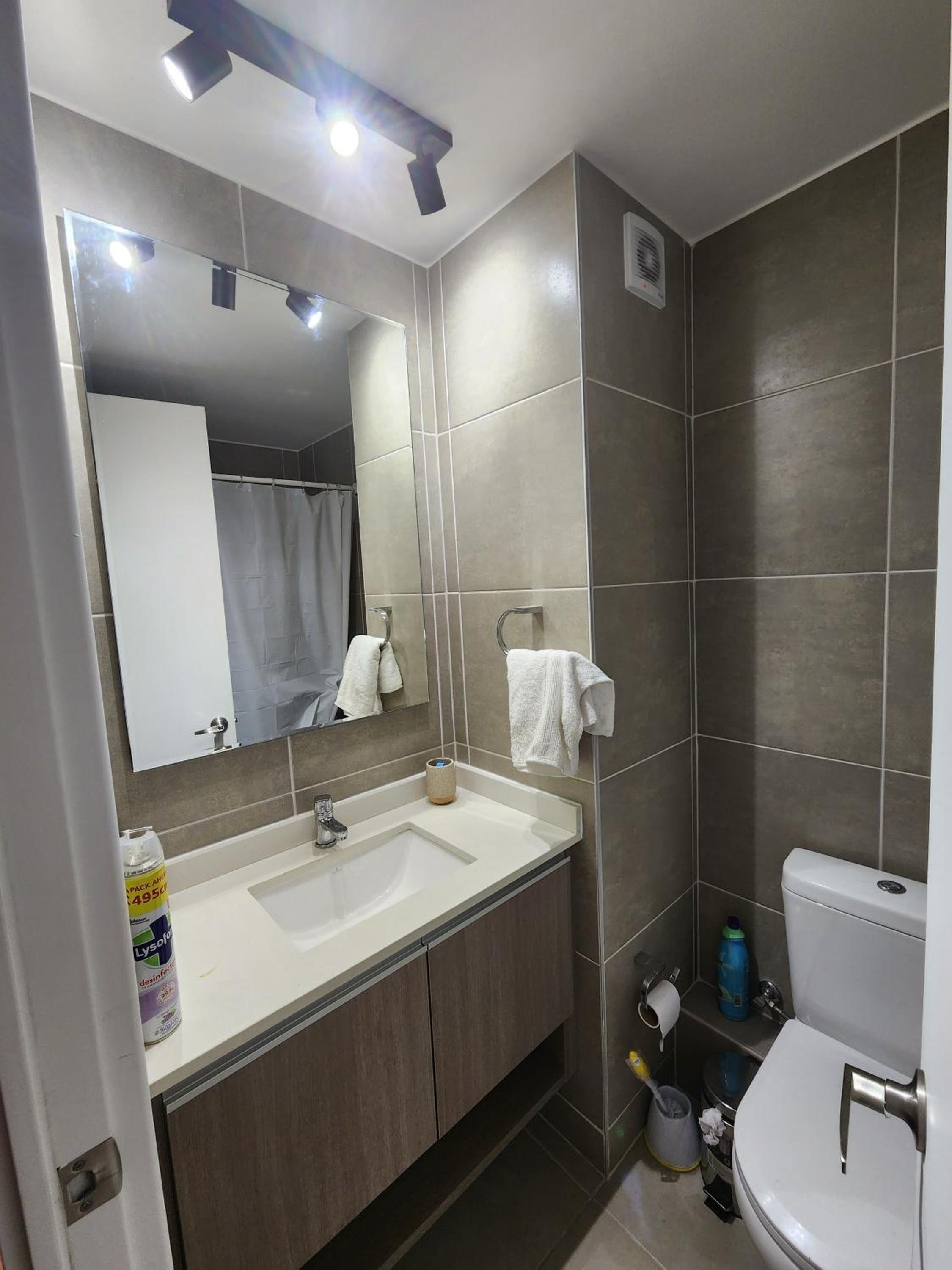 Habitación privada en nuevo depto con terraza y AC por Metro irarrazaval