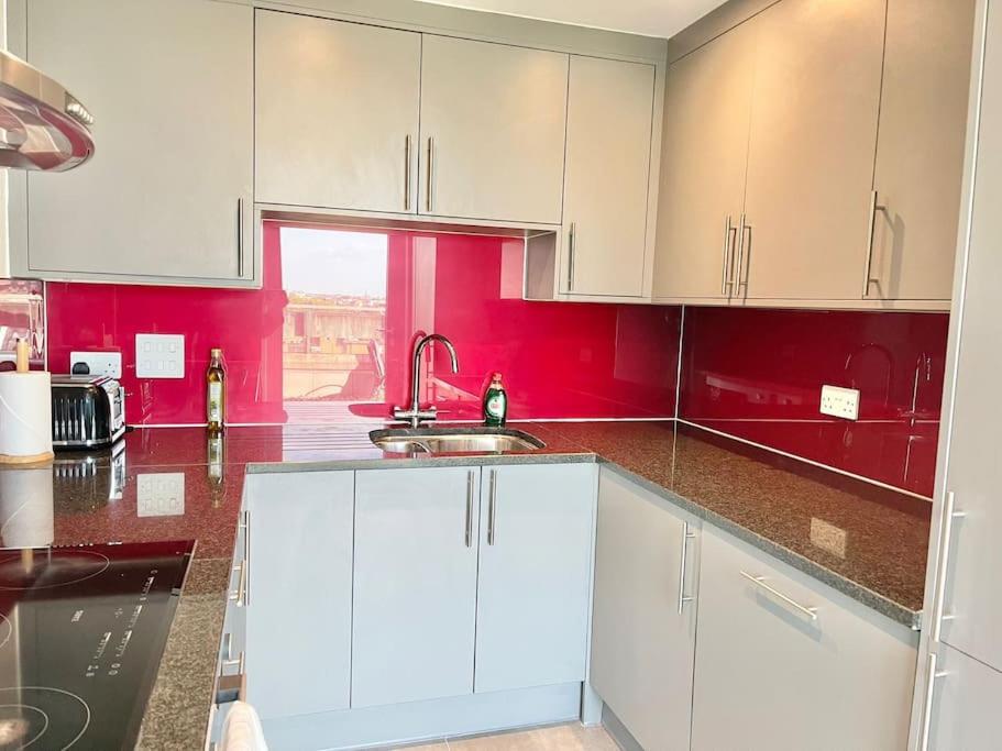 Spacious 3 BDR with AC and rooftop in Paddington