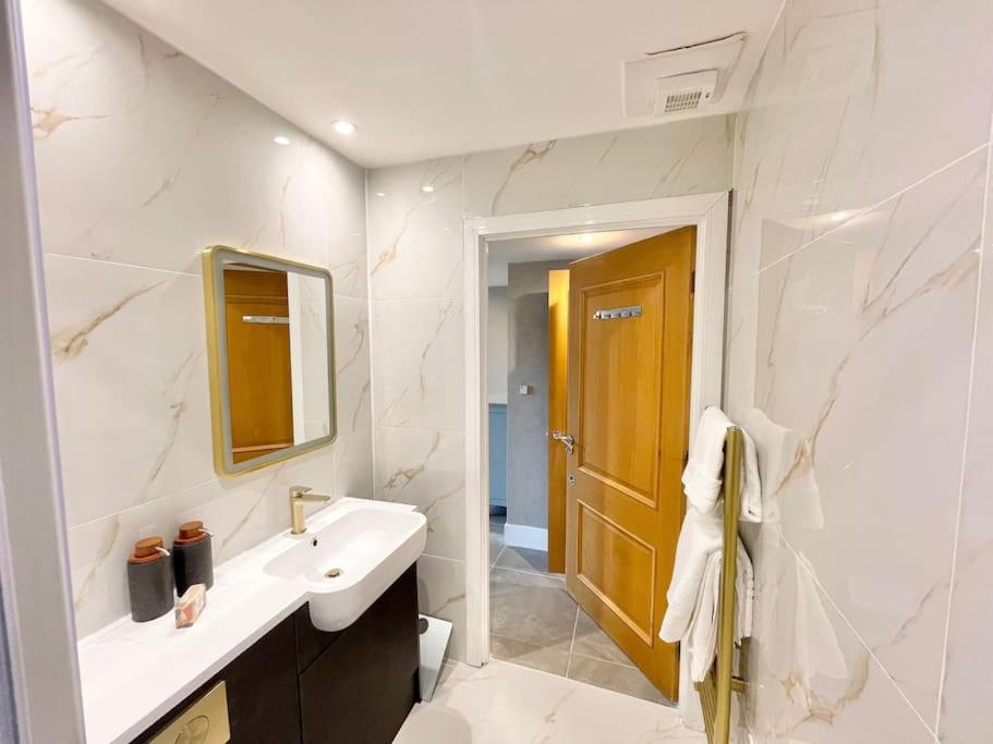 Spacious 3 BDR with AC and rooftop in Paddington