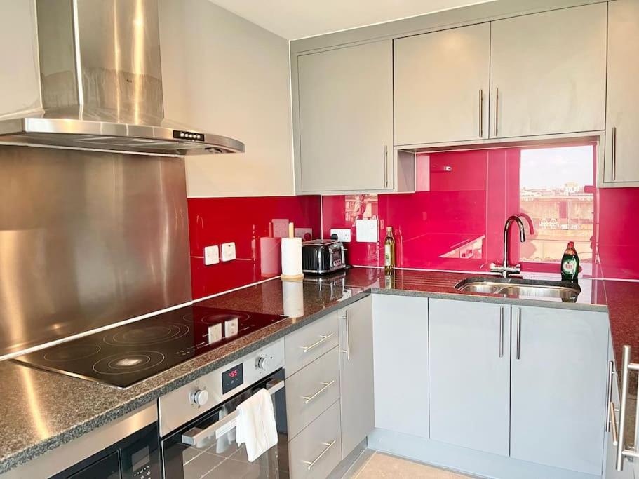 Spacious 3 BDR with AC and rooftop in Paddington