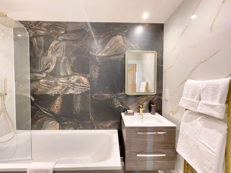 Spacious 3 BDR with AC and rooftop in Paddington