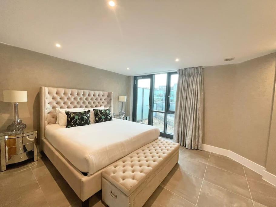 Spacious 3 BDR with AC and rooftop in Paddington