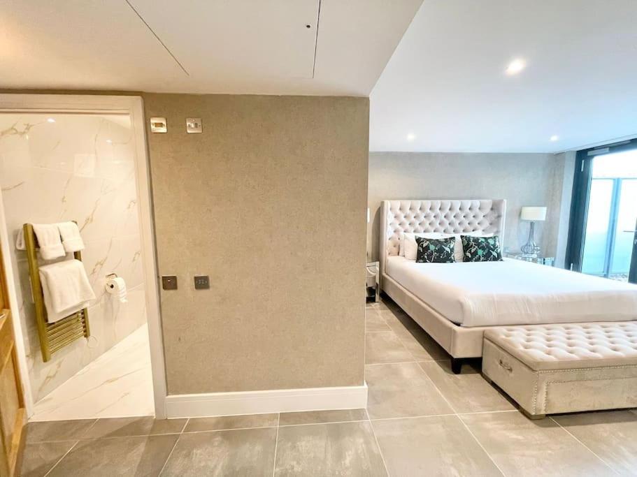 Spacious 3 BDR with AC and rooftop in Paddington