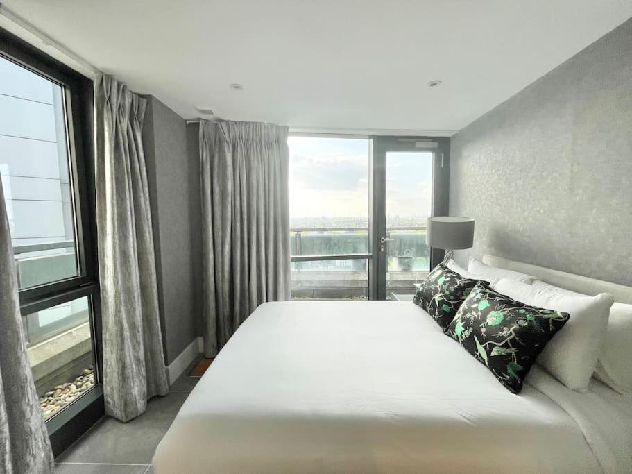 Spacious 3 BDR with AC and rooftop in Paddington