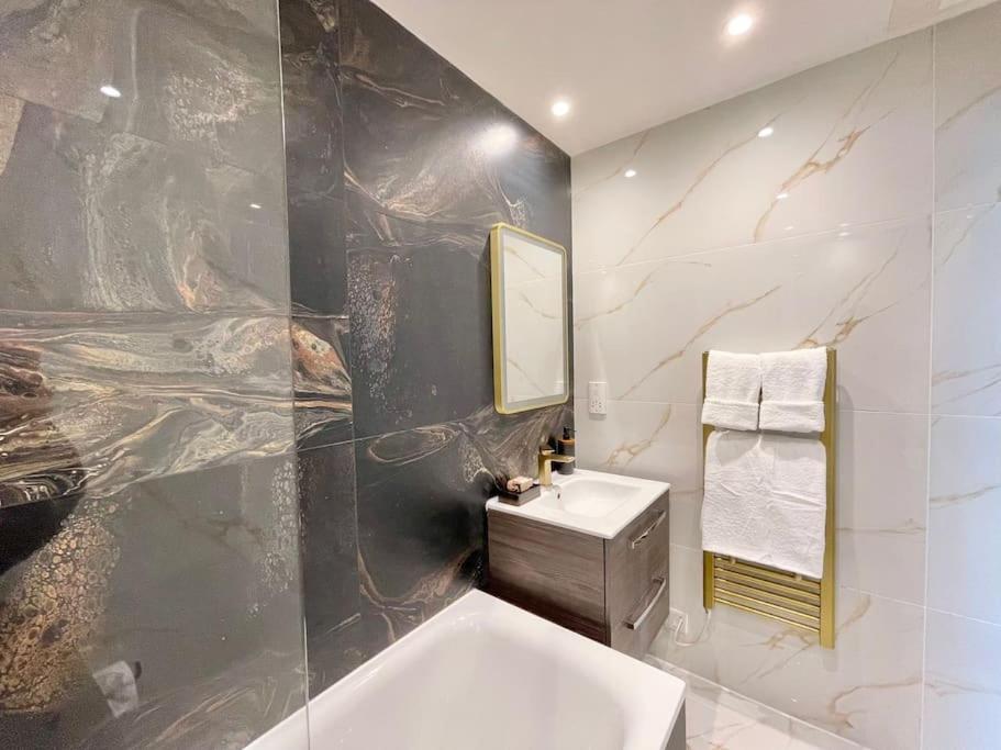 Spacious 3 BDR with AC and rooftop in Paddington