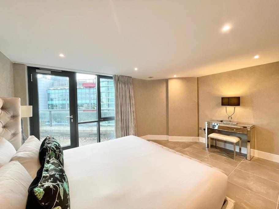 Spacious 3 BDR with AC and rooftop in Paddington