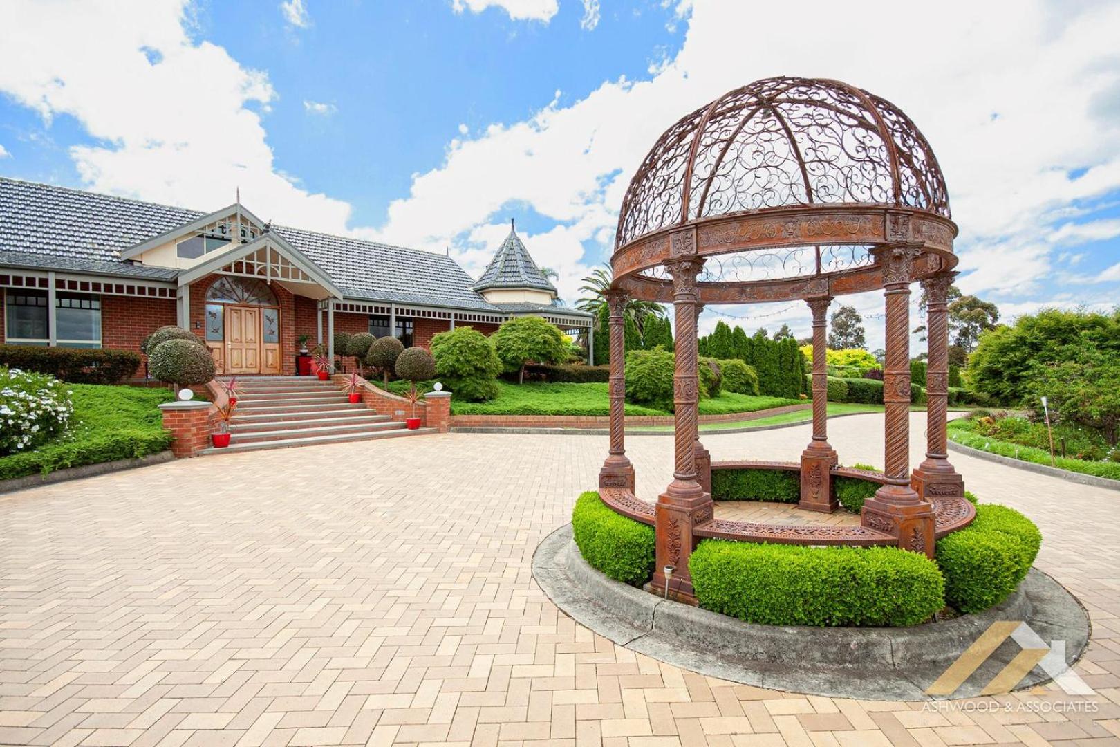 Perfect Entertainer-s Home with Pool