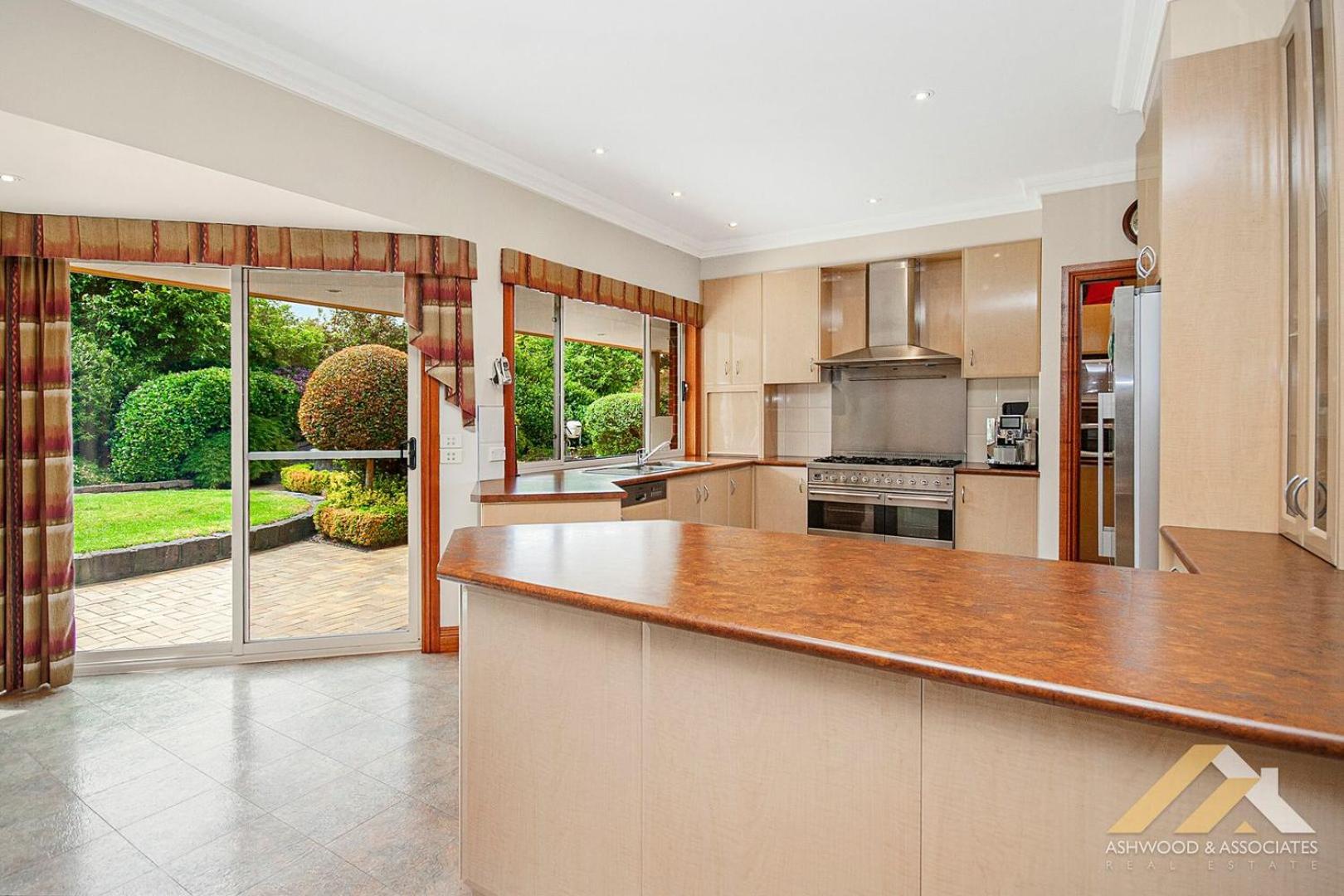 Perfect Entertainer-s Home with Pool