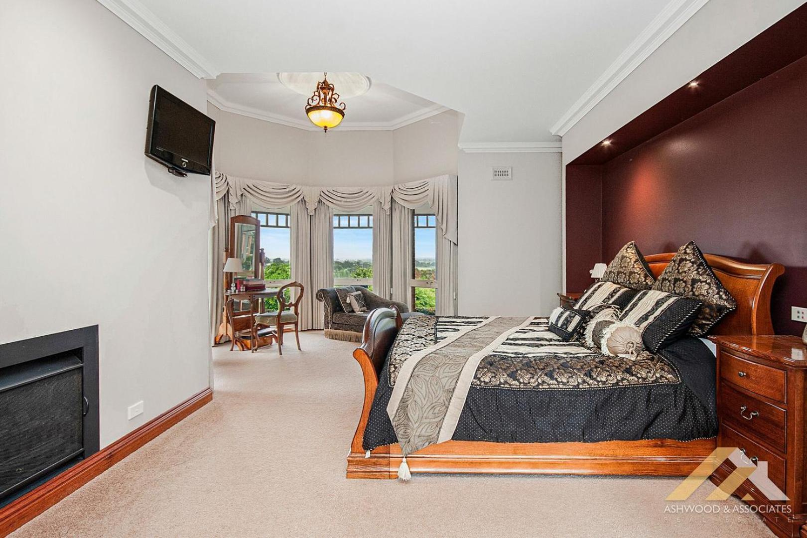 Perfect Entertainer-s Home with Pool