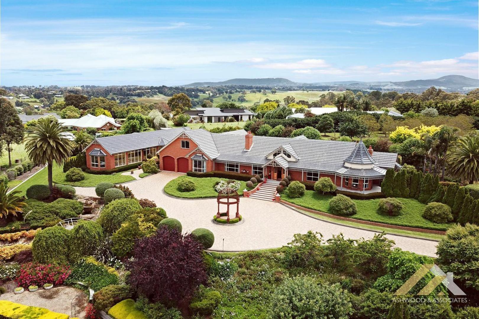 Perfect Entertainer-s Home with Pool