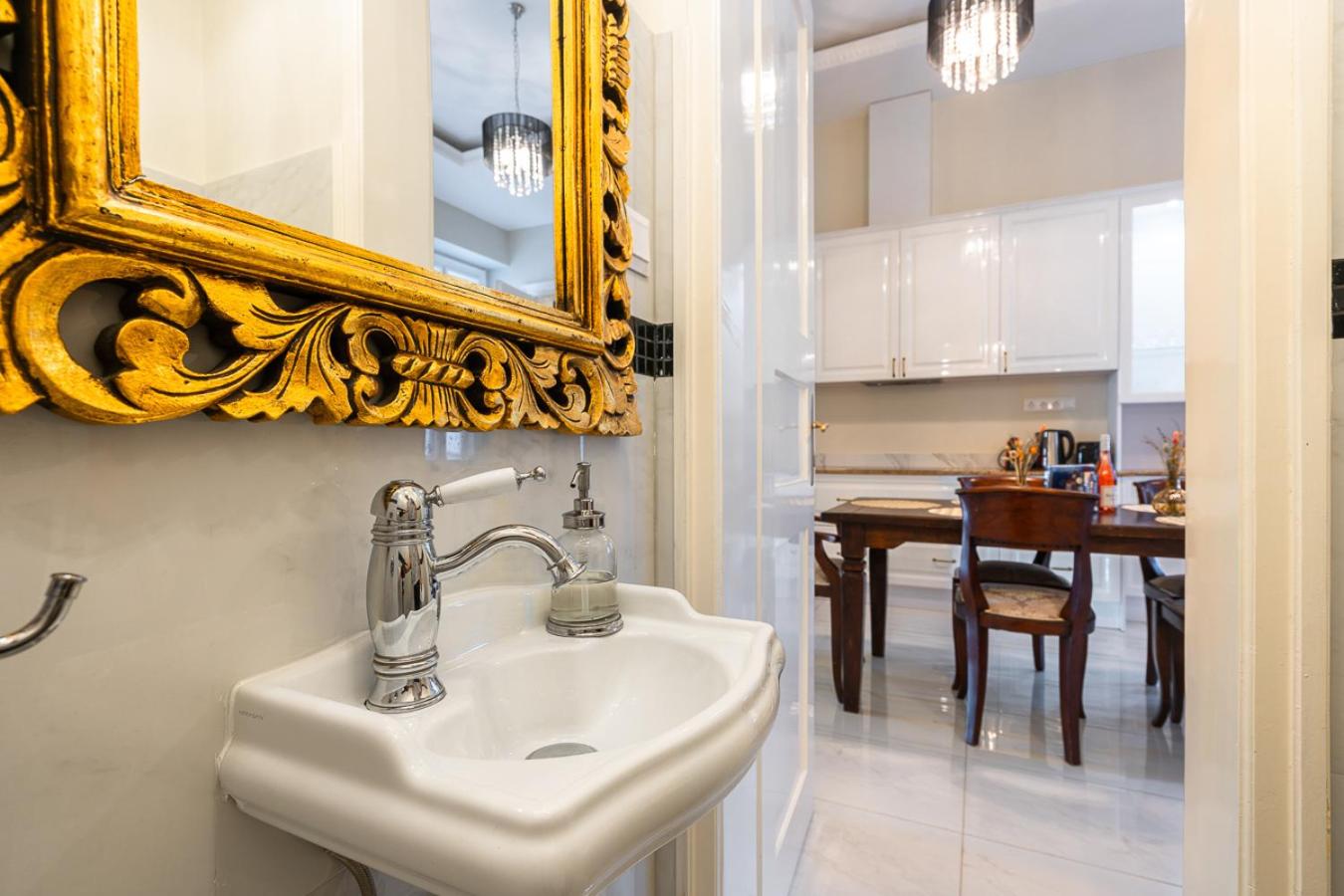 Magical Danube view in a spacious two bedroom suite next to Parliament