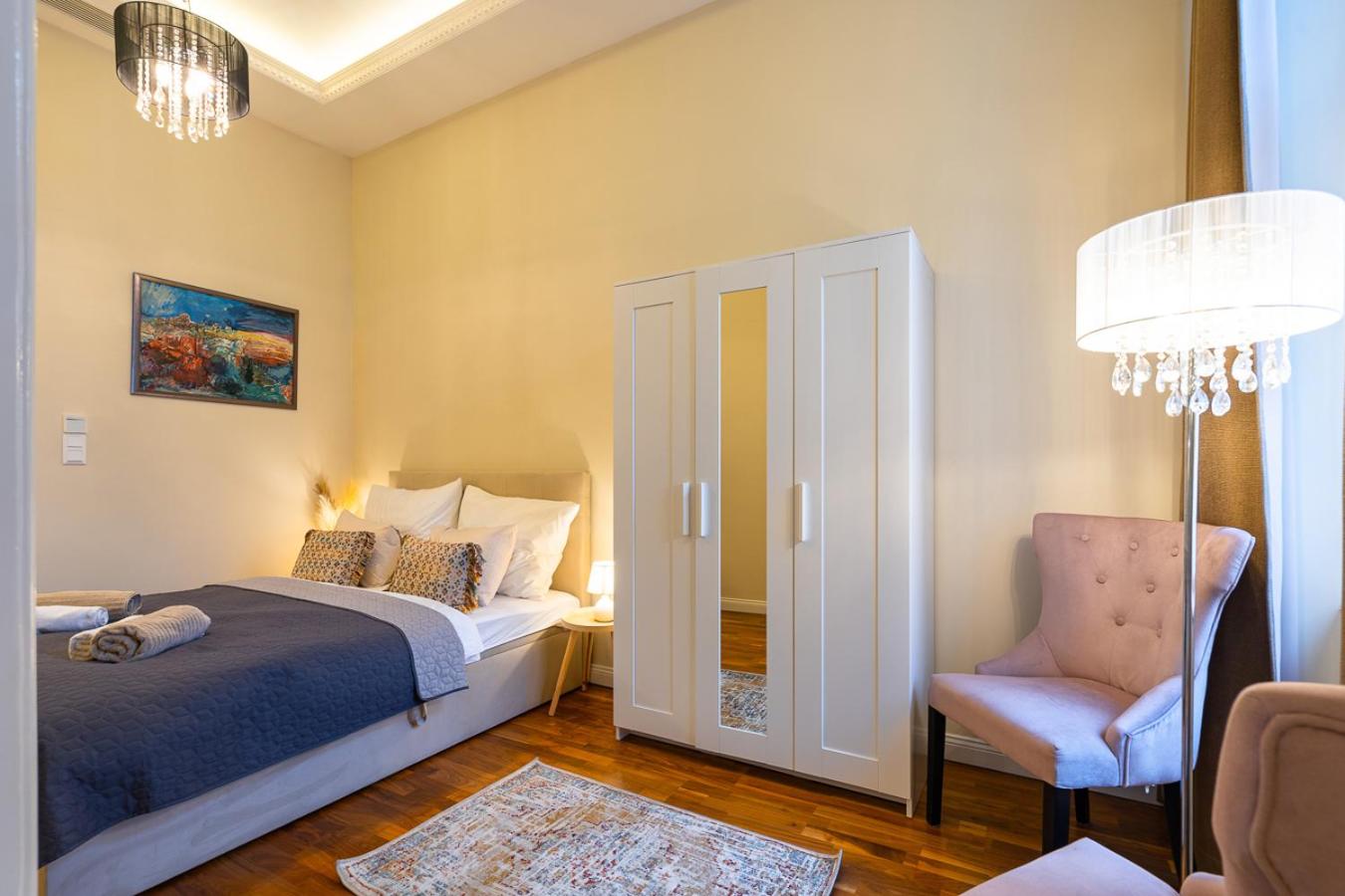 Magical Danube view in a spacious two bedroom suite next to Parliament