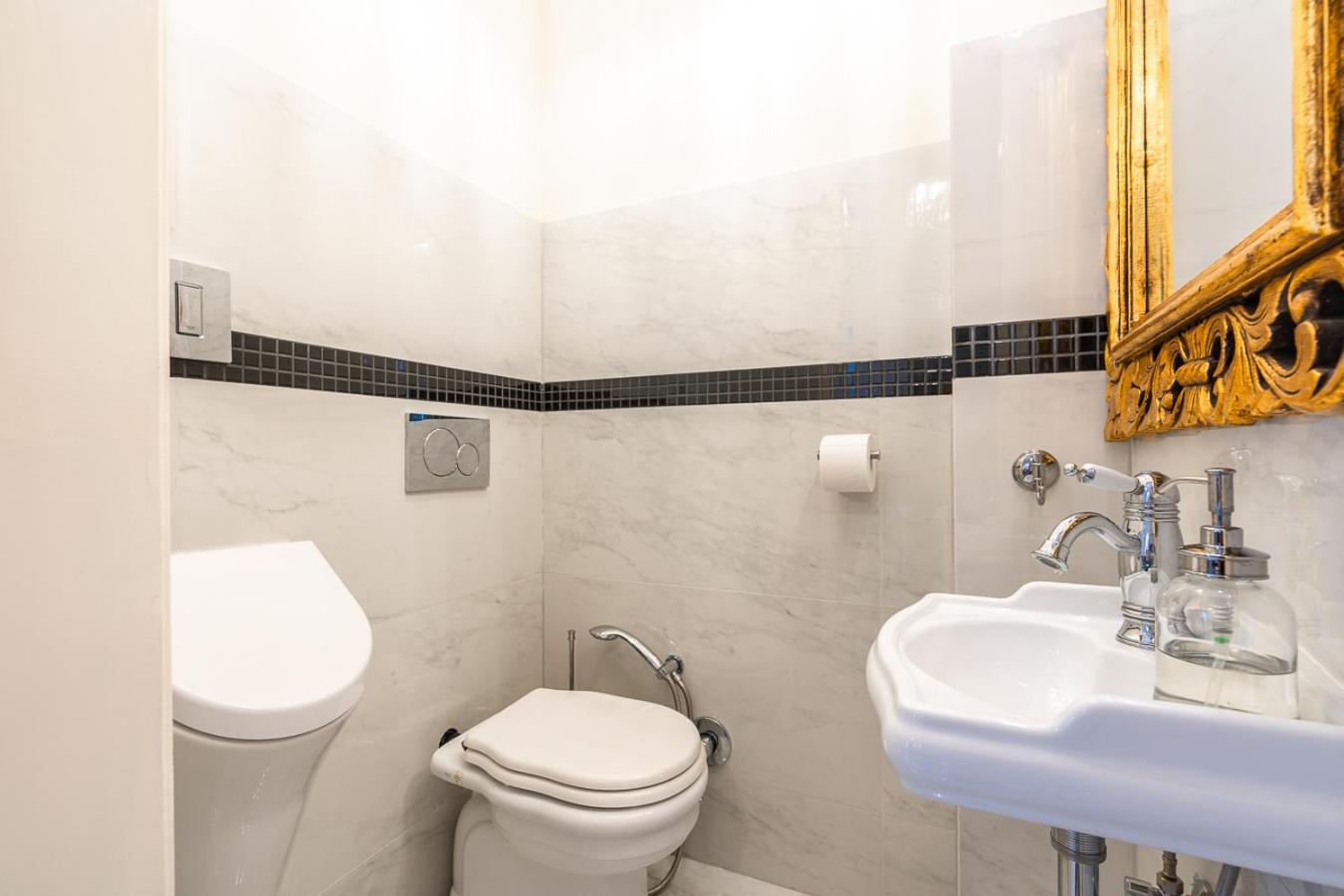 Magical Danube view in a spacious two bedroom suite next to Parliament