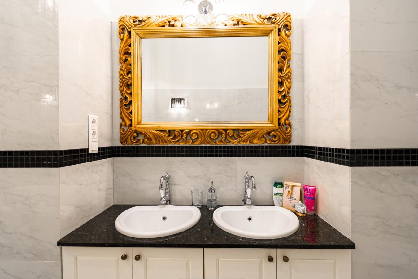 Magical Danube view in a spacious two bedroom suite next to Parliament