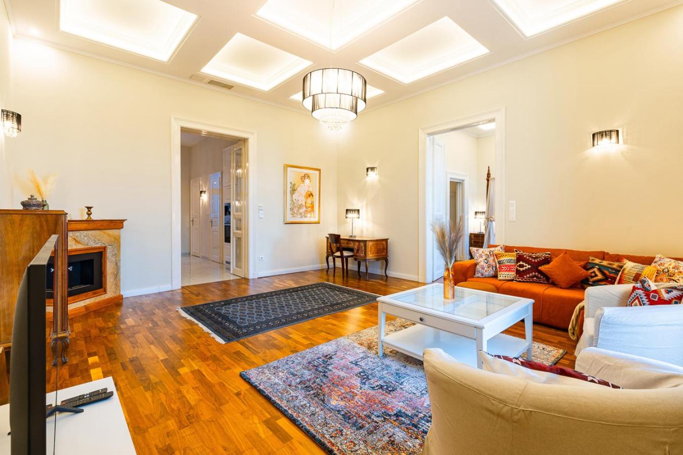 Magical Danube view in a spacious two bedroom suite next to Parliament