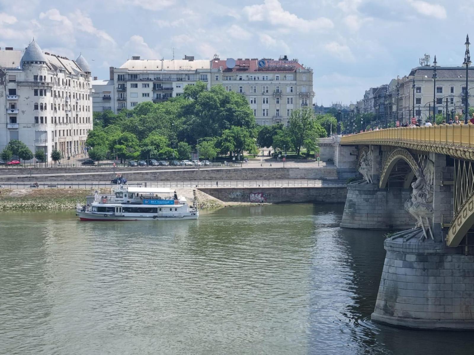 Magical Danube view in a spacious two bedroom suite next to Parliament