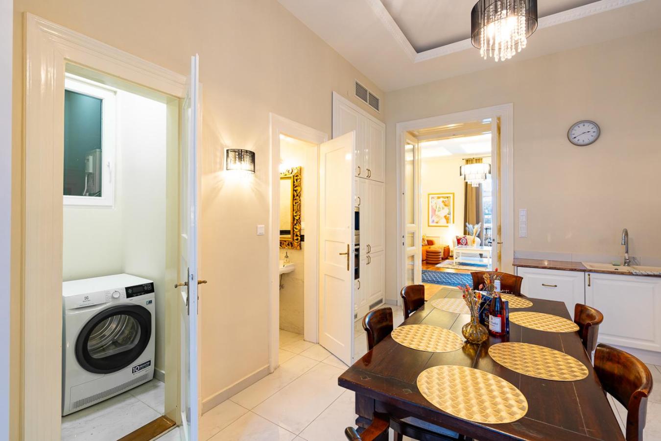 Magical Danube view in a spacious two bedroom suite next to Parliament