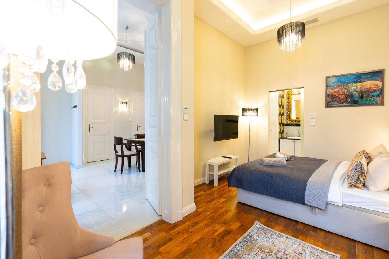 Magical Danube view in a spacious two bedroom suite next to Parliament