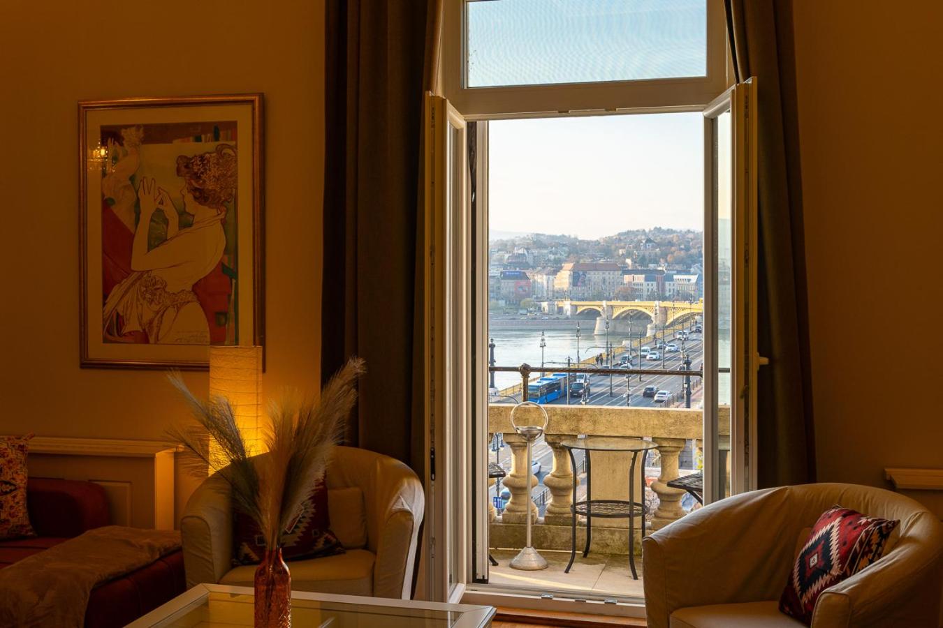 Magical Danube view in a spacious two bedroom suite next to Parliament