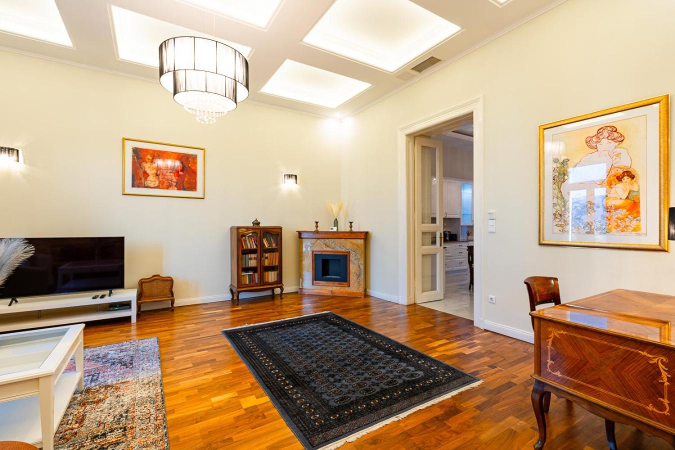 Magical Danube view in a spacious two bedroom suite next to Parliament