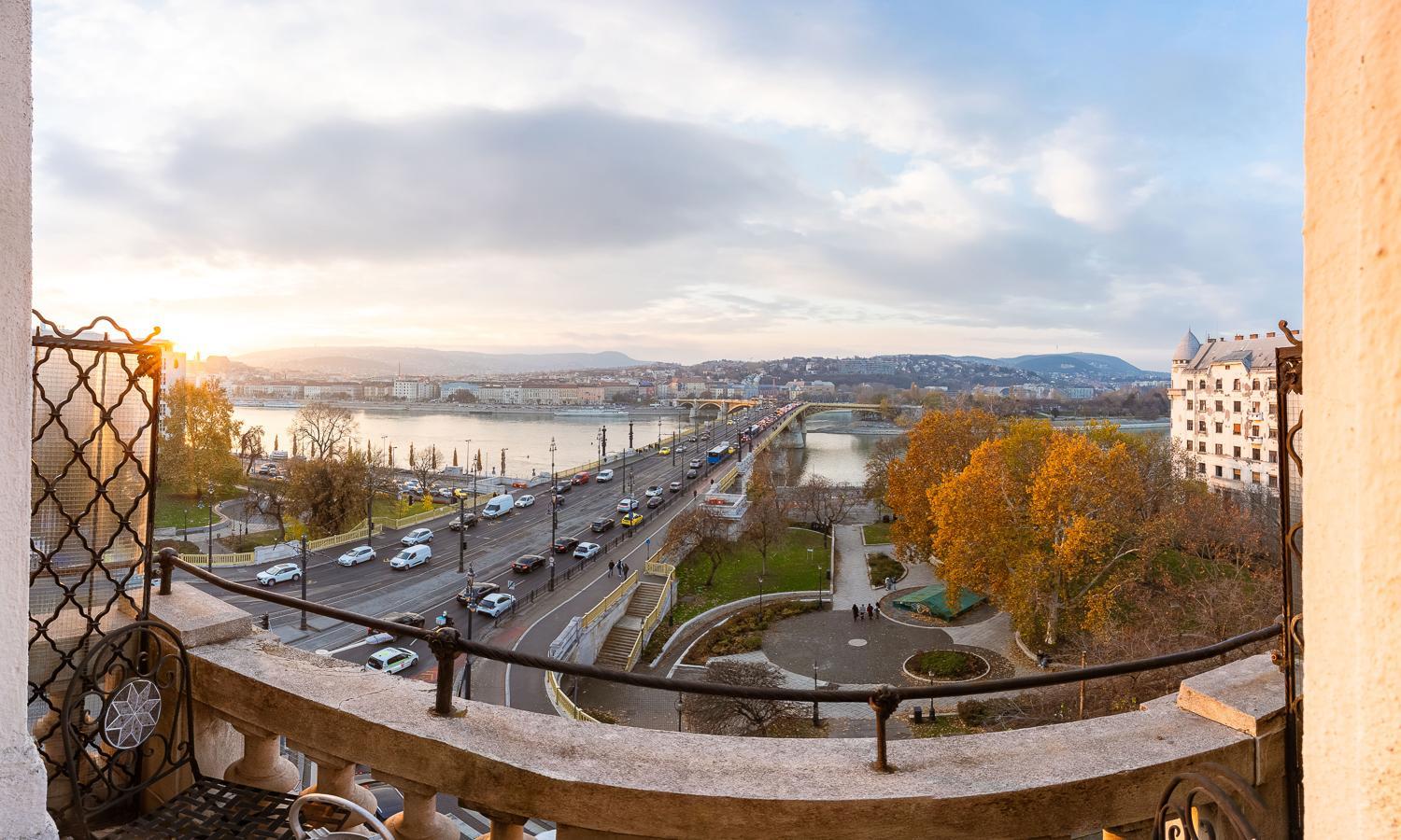 Magical Danube view in a spacious two bedroom suite next to Parliament