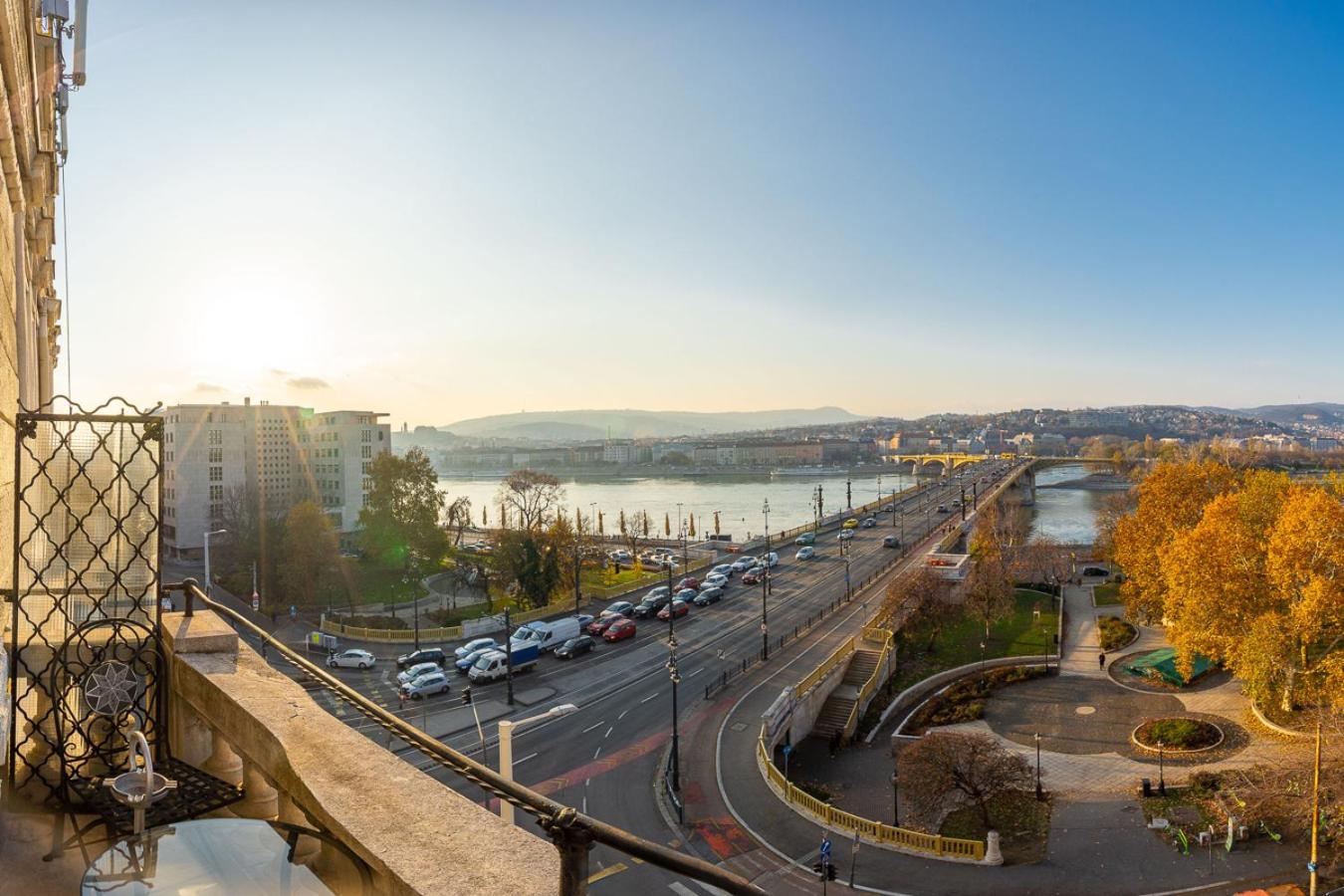 Magical Danube view in a spacious two bedroom suite next to Parliament