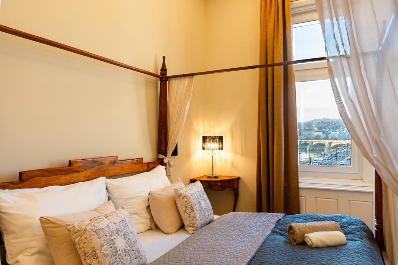 Magical Danube view in a spacious two bedroom suite next to Parliament