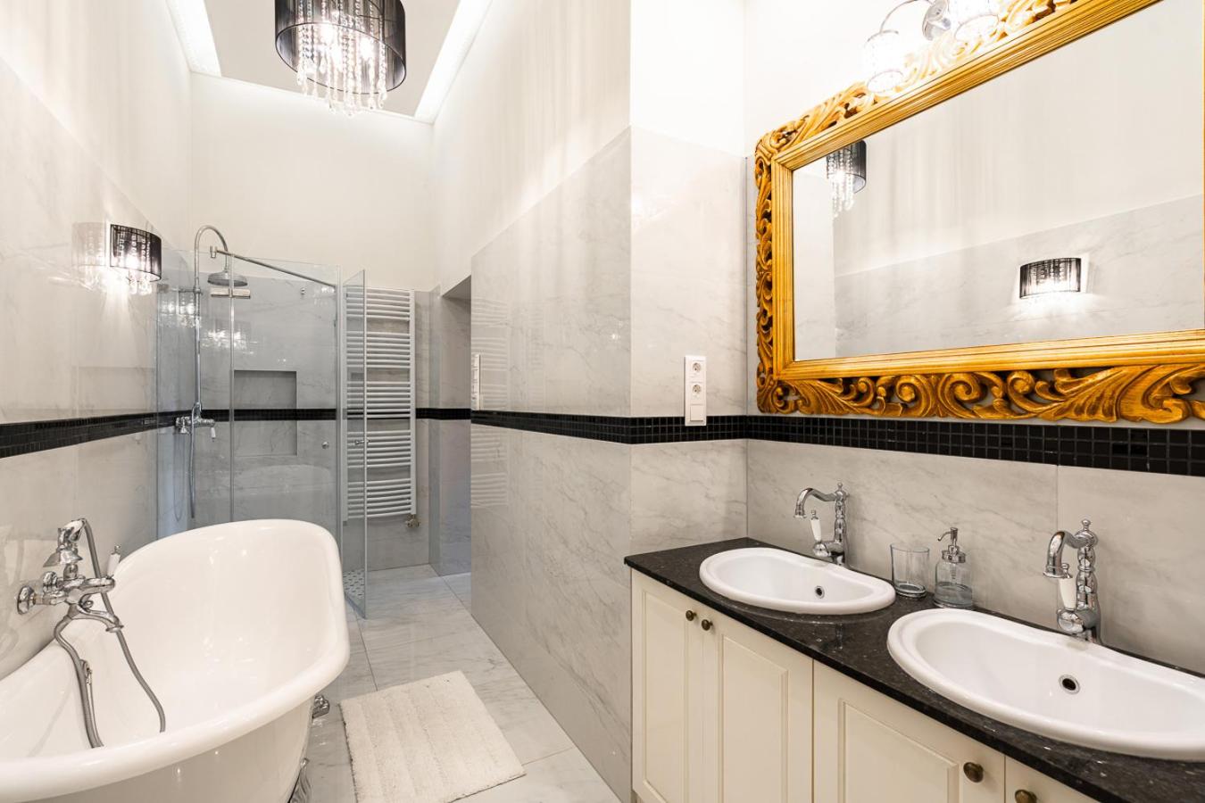Magical Danube view in a spacious two bedroom suite next to Parliament