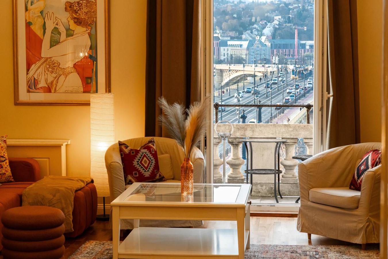 Magical Danube view in a spacious two bedroom suite next to Parliament
