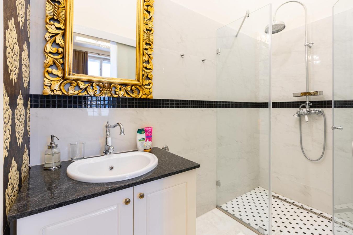 Magical Danube view in a spacious two bedroom suite next to Parliament