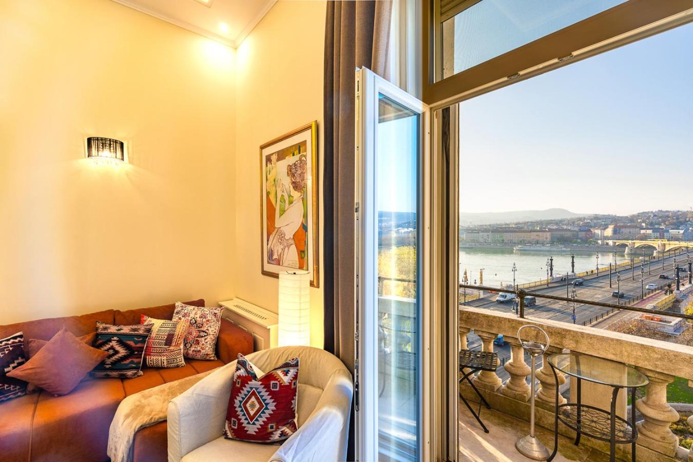 Magical Danube view in a spacious two bedroom suite next to Parliament