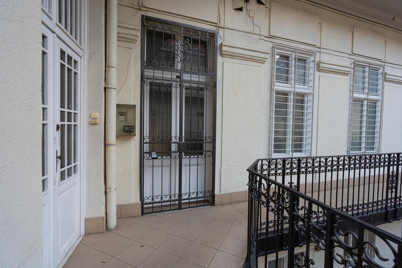 Magical Danube view in a spacious two bedroom suite next to Parliament