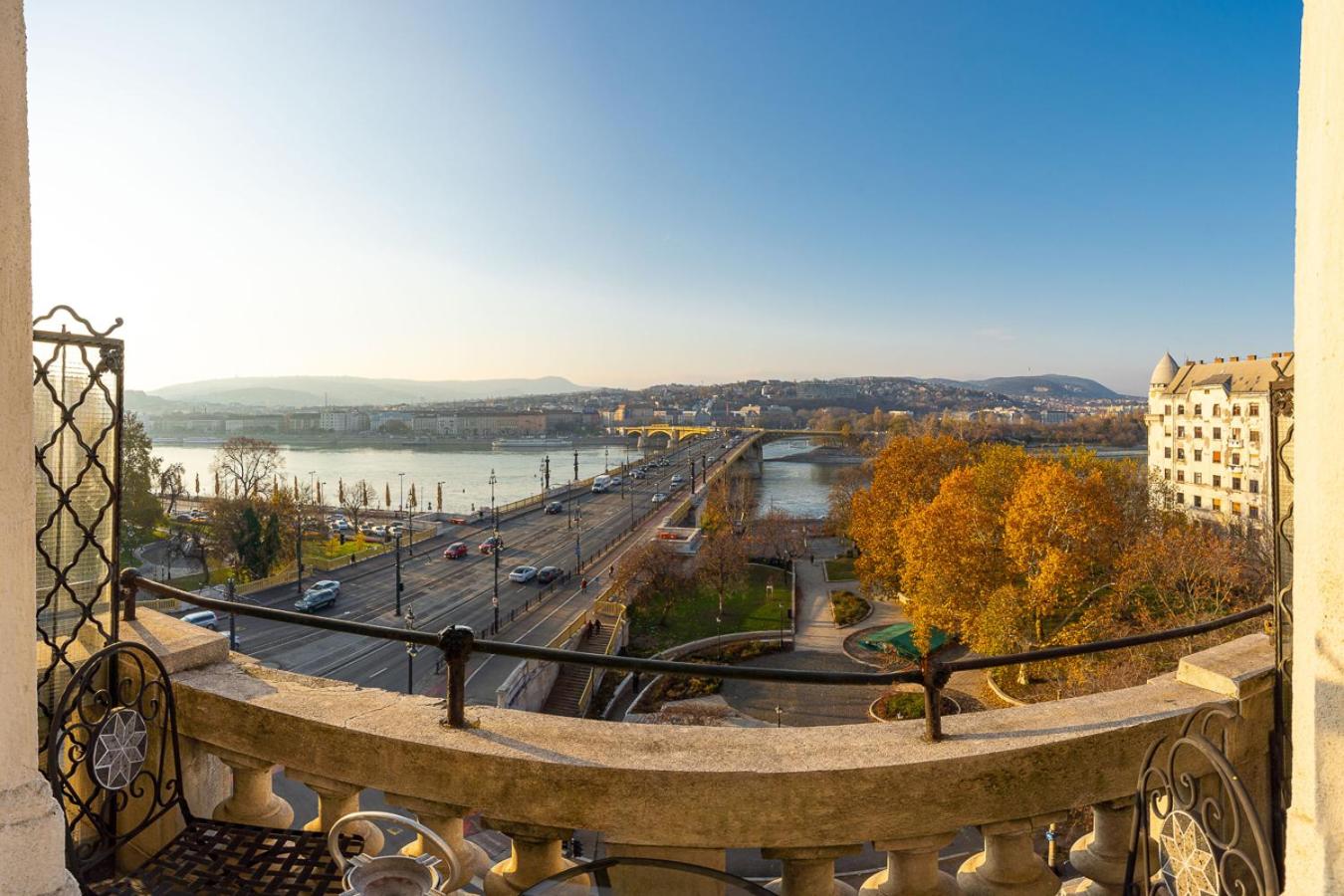 Magical Danube view in a spacious two bedroom suite next to Parliament